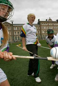 Alumnas jugando Hurling