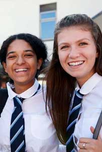 Dos alumnas de uniforme