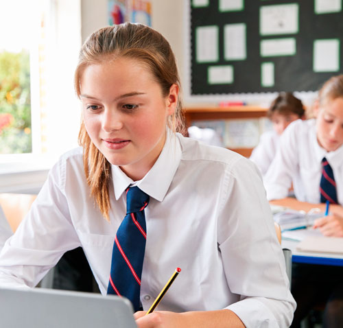 Alumna asistiendo a clases de Matemáticas en aula de secundaria en Irlanda